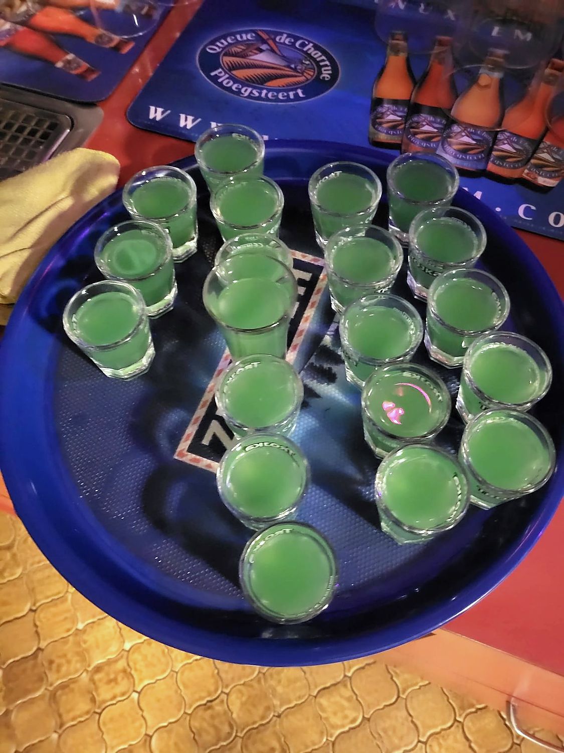 Plateau de shots verts servis pour un groupe
