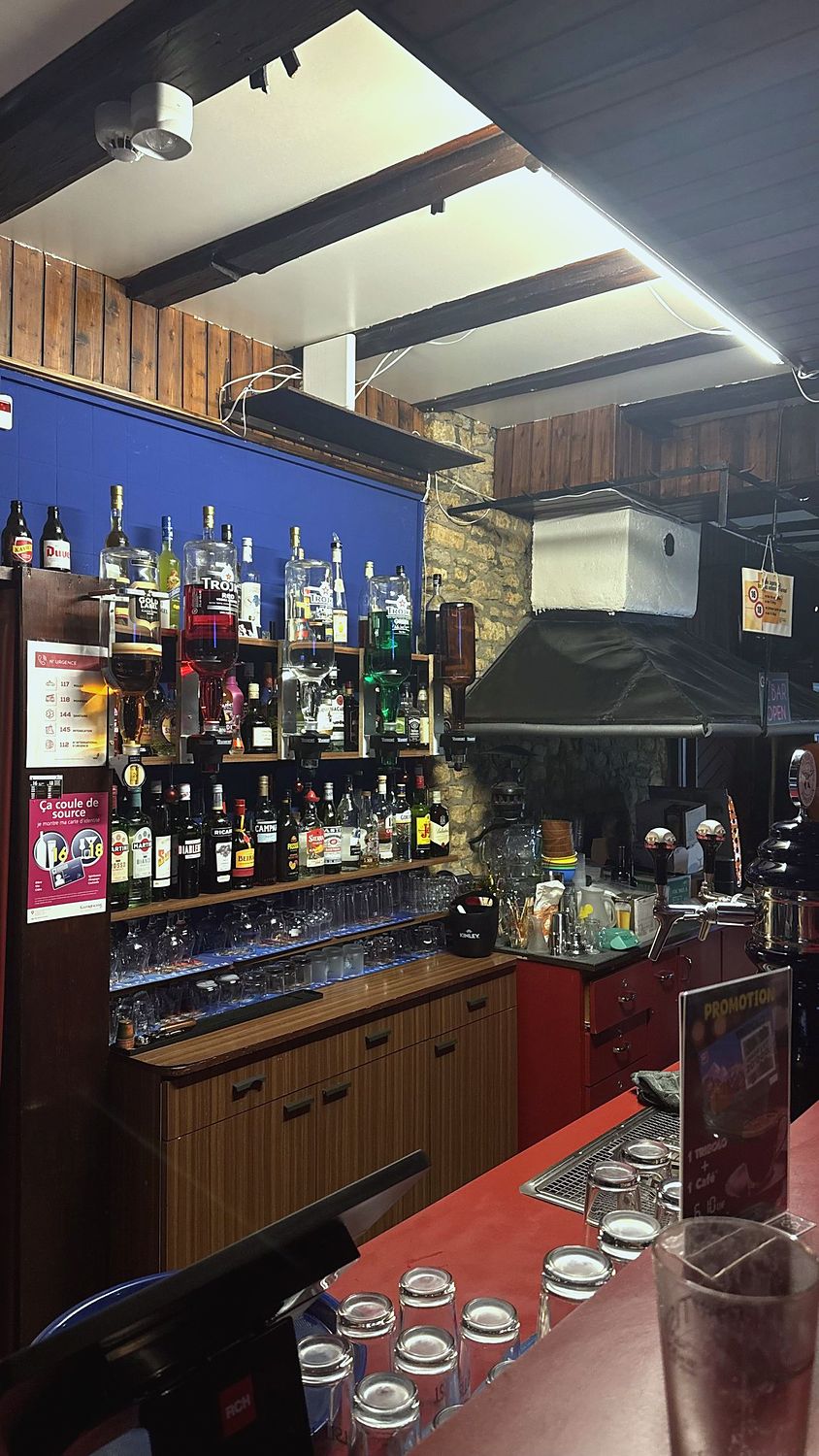 Étagères du bar : whiskys, gins, vodkas, vermouths, liqueurs